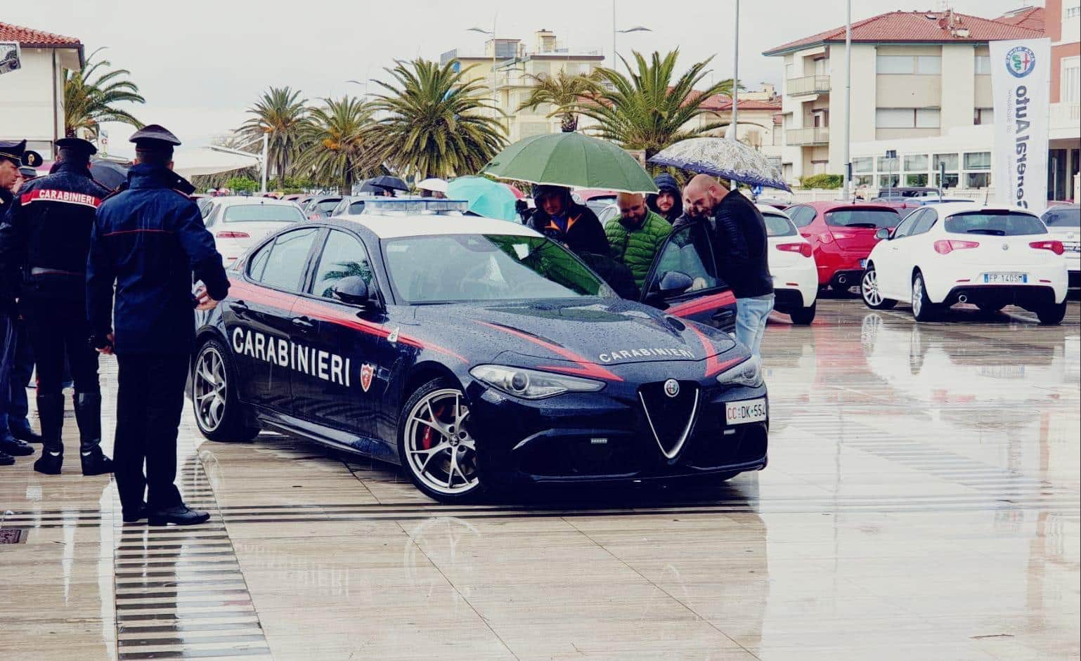 Carabinieri in Versilia con l’Alfa Romeo Giulia Quadrifoglio Verde, in dotazione al Nucleo Radiomobile di Roma