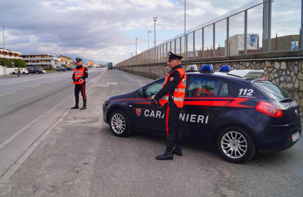 Con la droga addosso fugge in mezzo al traffico, rincorso e preso