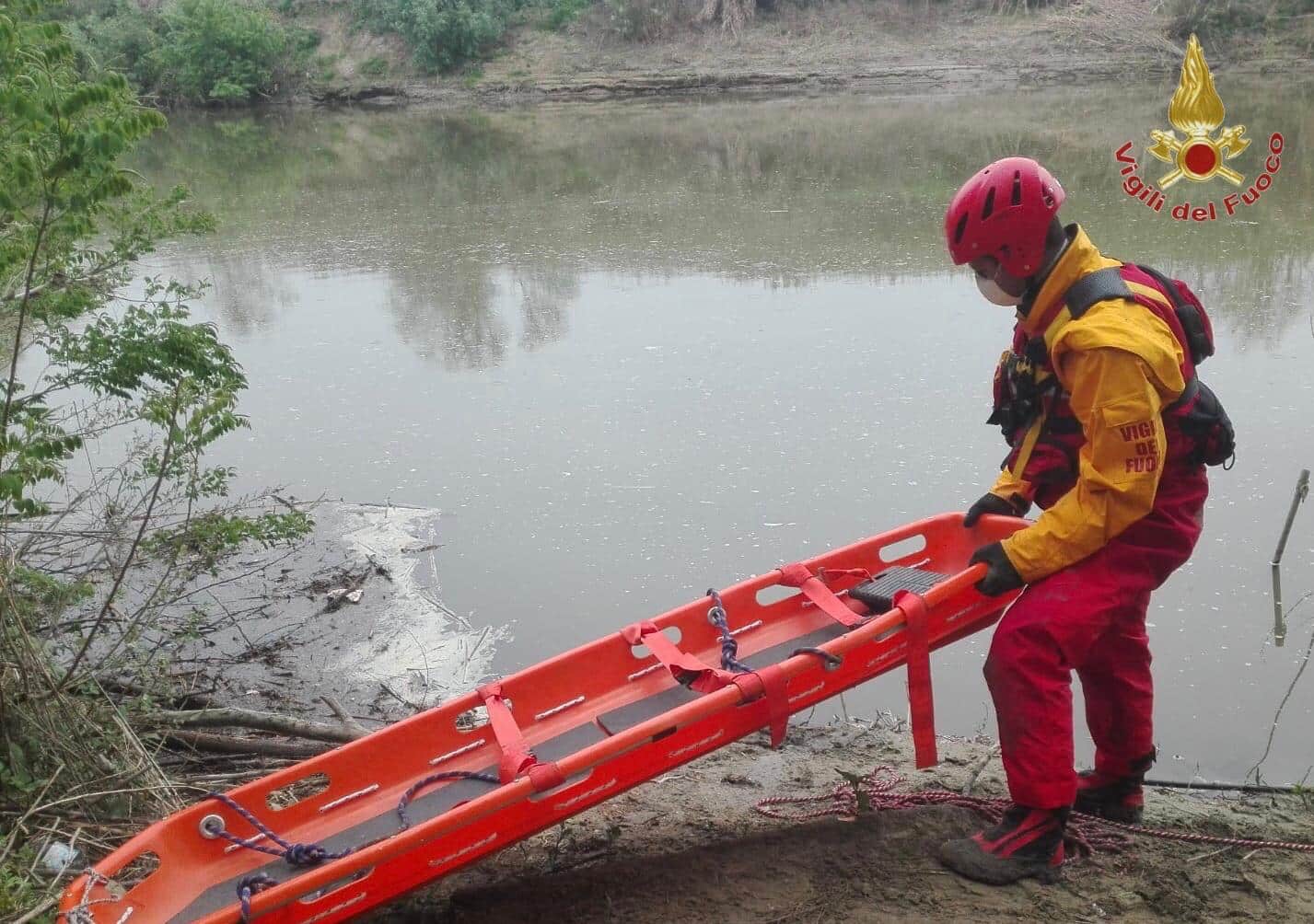 Travolti dal torrente in piena: lui si salva, lei è dispersa