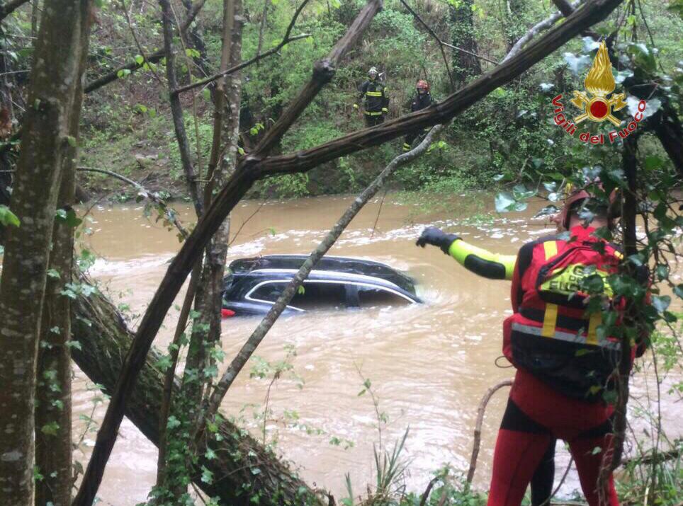 Auto inghiottita dal fiume in piena, ritrovato il cadavere della donna