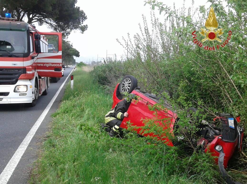 Perde il controllo dell’auto sull’Aurelia e si ribalta fuori strada