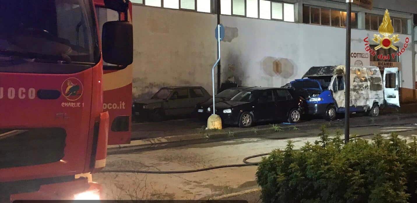 Quattro auto a fuoco, non si esclude il dolo