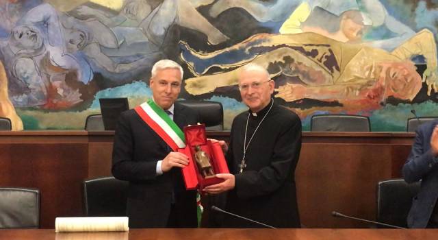 Premio Puccini a monsignor Castellani: la dedica dell&#8217;arcivescovo alle vittime della strage di Viareggio