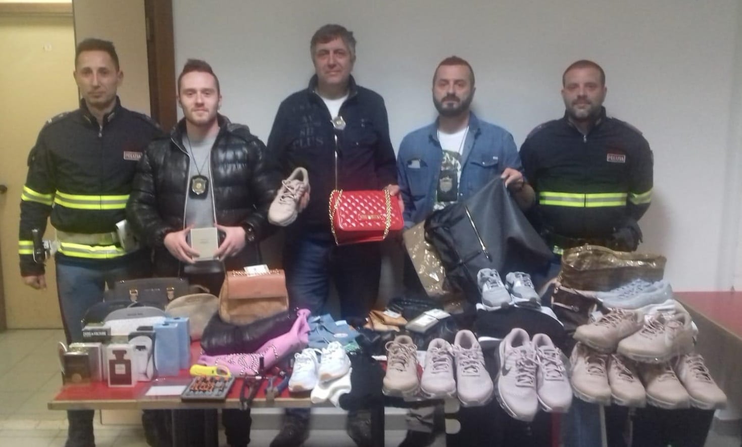 Predatori di outlet del lusso fermati dalla Polizia di Stato sulla A1