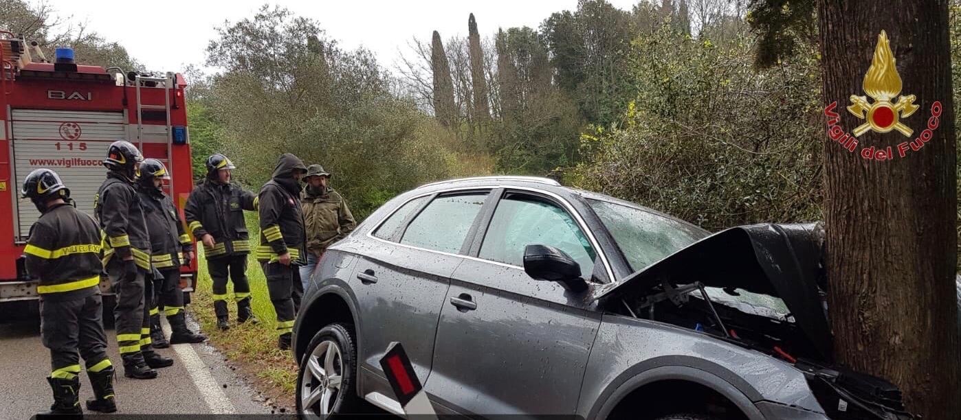 Con l’auto contro l’albero, brutto incidente a Peccioli