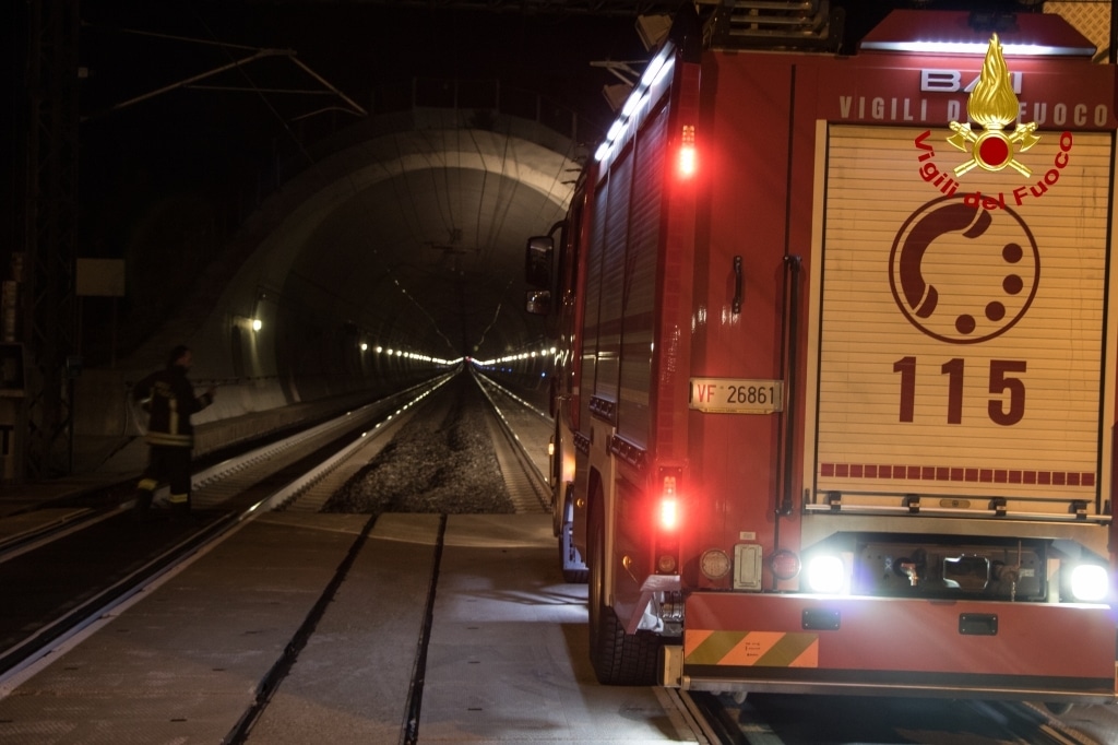 Scossa di terremoto di magnitudo 6.2, bloccati in galleria 2 treni