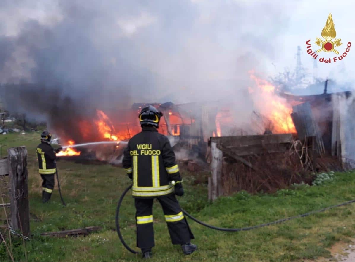 Incendio a Vecchiano, brucia una baracca