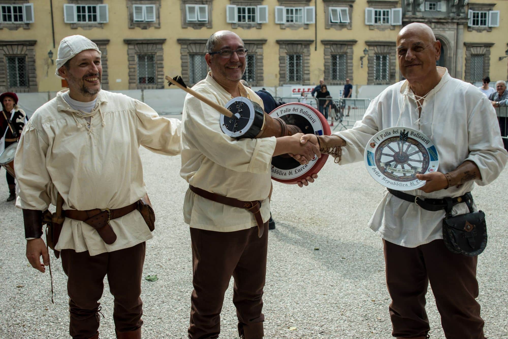 Balestrieri dell’associazione Contrade San Paolino pronti a tornare in piazza, questa volta non a Lucca ma bensì a Montecarlo