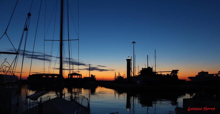 Il porto di Viareggio al tramonto