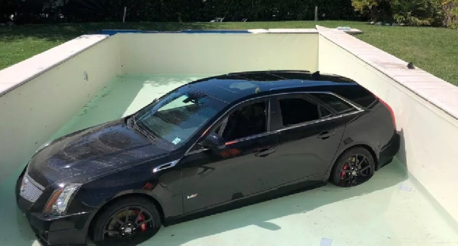 Cadillac in piscina, identificato il giovane che era alla guida