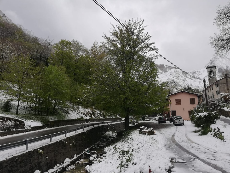 Previsioni meteo azzeccate: neve ad Arni e mareggiate sulla costa