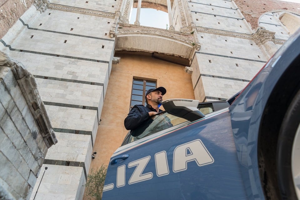 Si esibisce nuda affacciata alla finestra davanti a una scuola media: denunciata