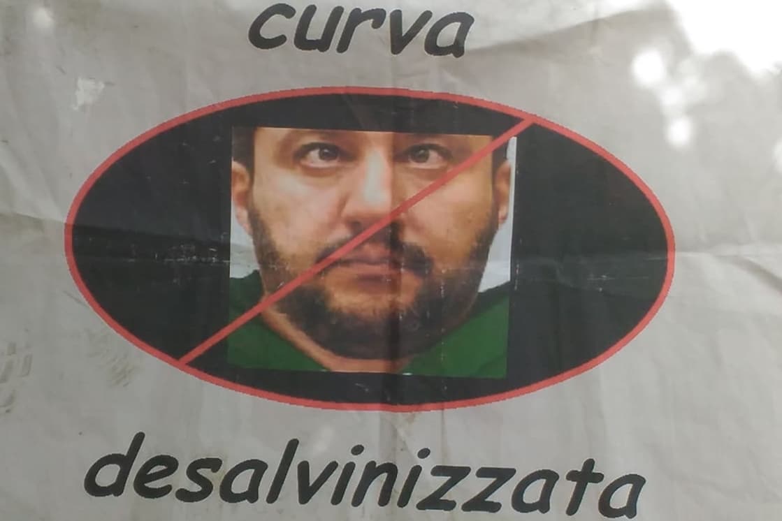 “Curva desalvinizzata”, striscione al Palasport di Viareggio contro il ministro degli Interni