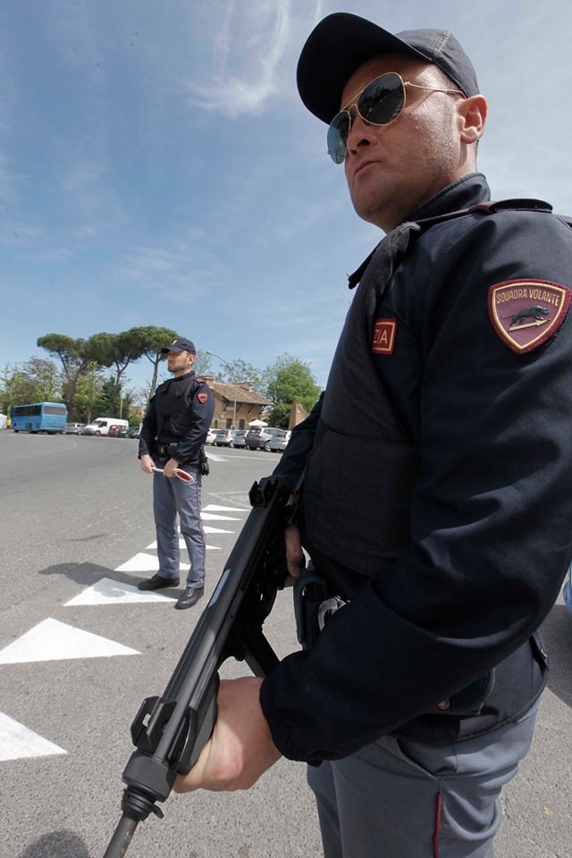 Ubriaco va in escandescenze e cerca di sfilare la pistola ad un poliziotto: bloccato