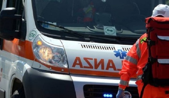 Auto contro ambulanza, tre feriti