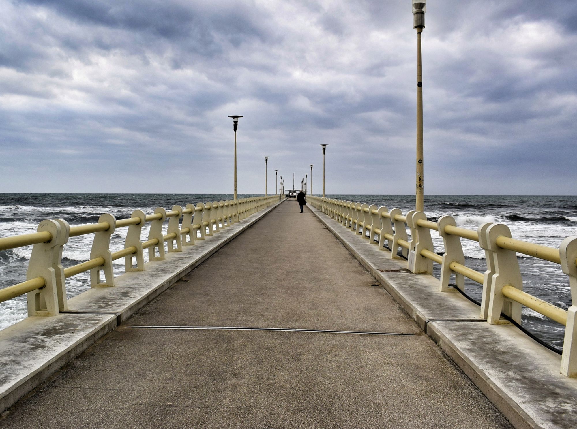 Tenta la rapina sul pontile di Forte dei Marmi, arrestato