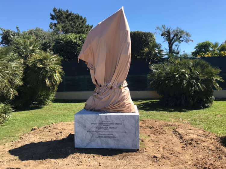 Vittime della strada: una scultura per Valentina di Maria Gamundi, la mamma inaugura opera-memoriale a Focette