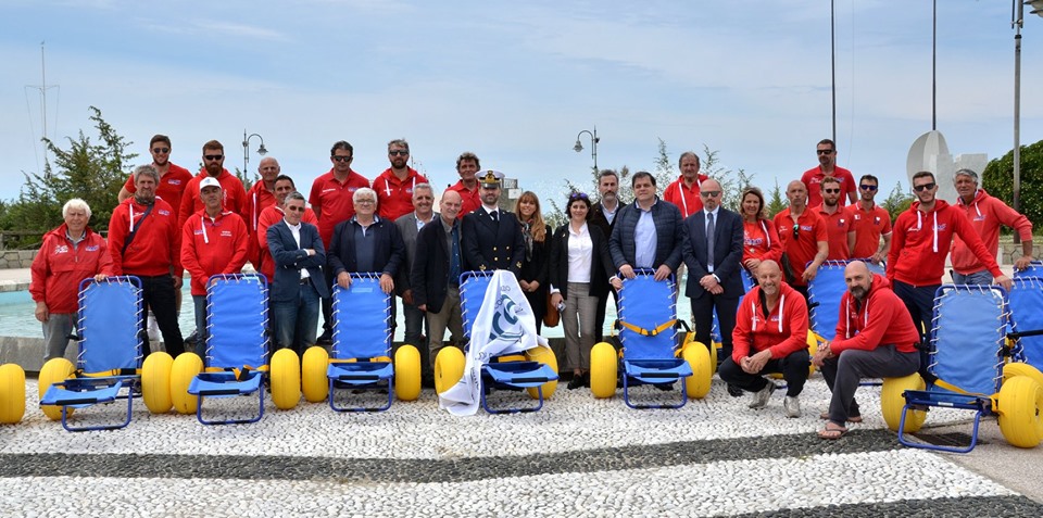 Spiaggia e mare accessibile a Marina di Pietrasanta, acquistate 40 sedie da mare per disabili