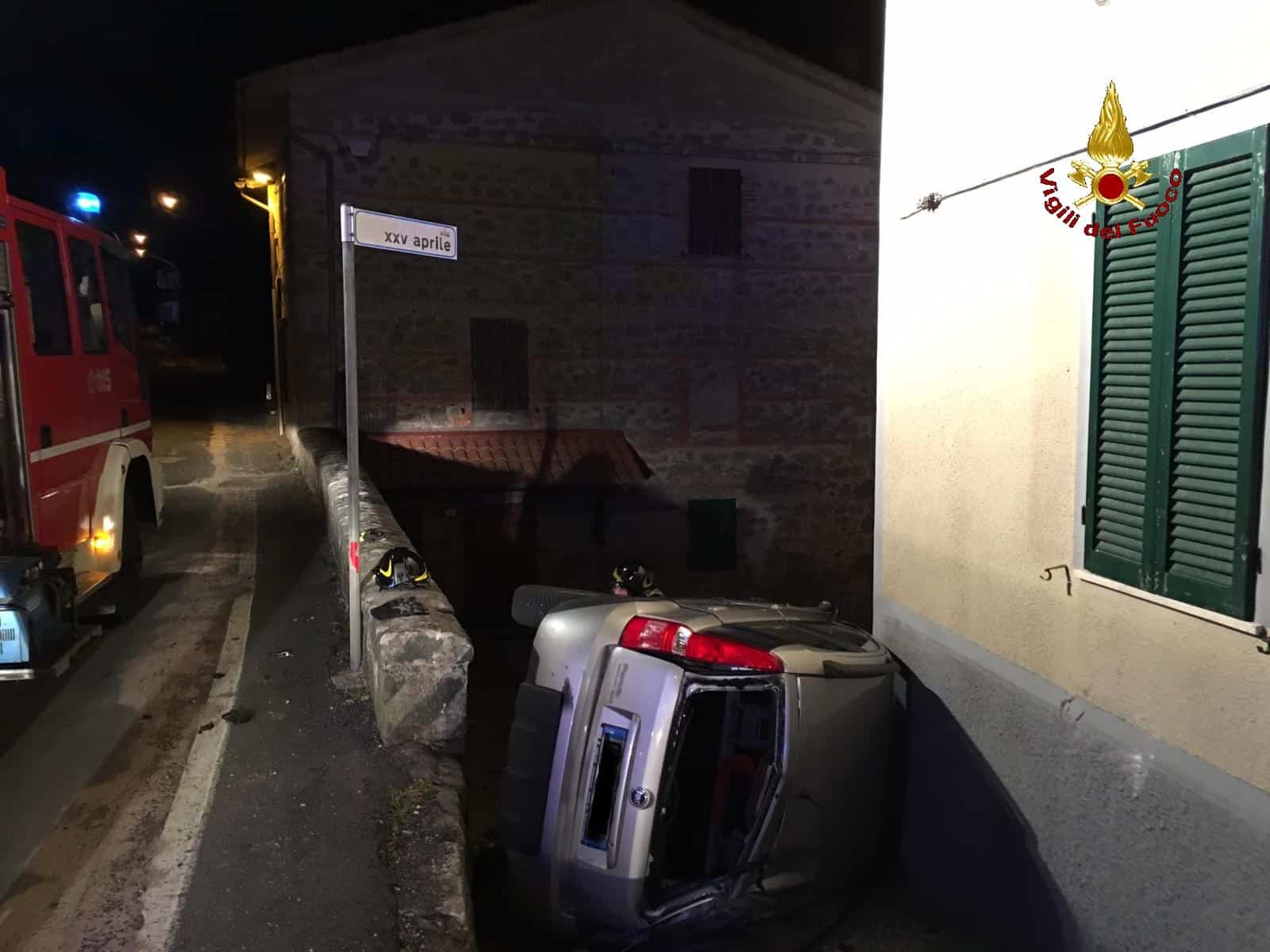 Auto fuori strada: la donna alla guida estratta dall’abitacolo dai vigili del fuoco