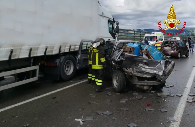 Carambola tra due auto e un tir, muore un 74enne