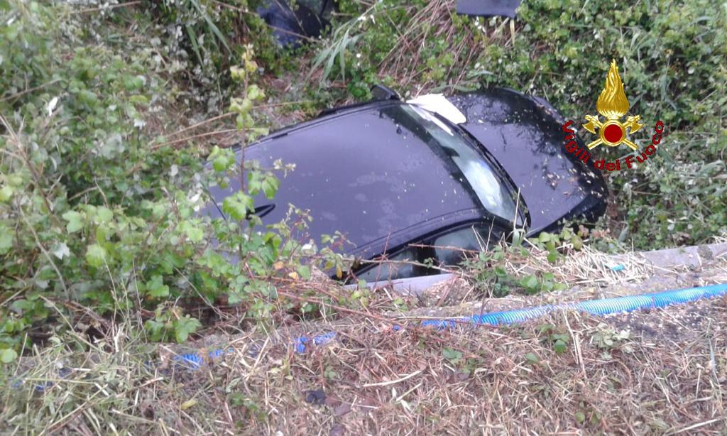 Fuori strada con l’auto, finisce in un fosso