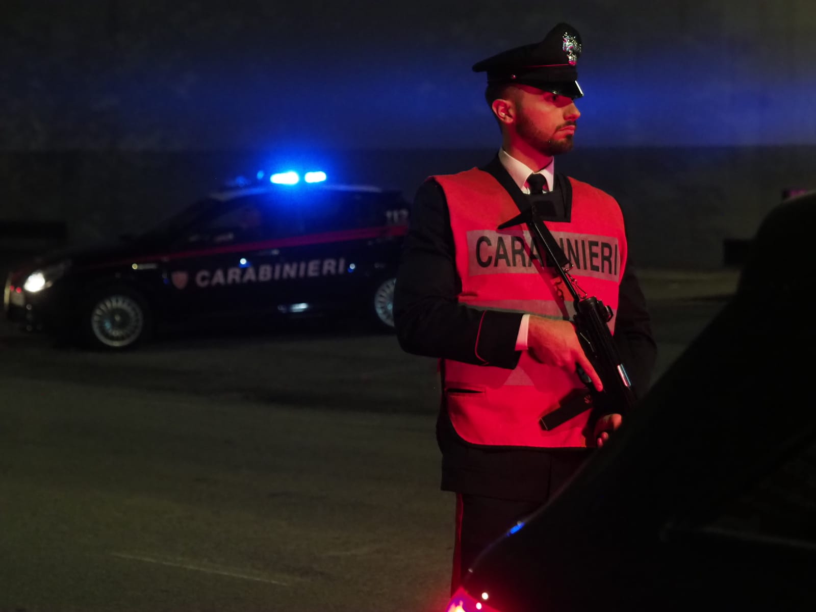 Aggredisce a pugni carabinieri e guardia giurata all’ingresso del supermercato