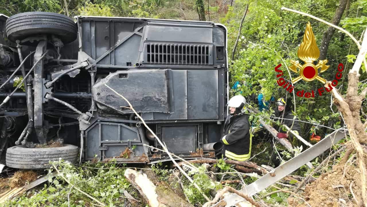 Arresto convalidato per l’autista del bus finito nella scarpata, ma il gip lo rimette in libertà