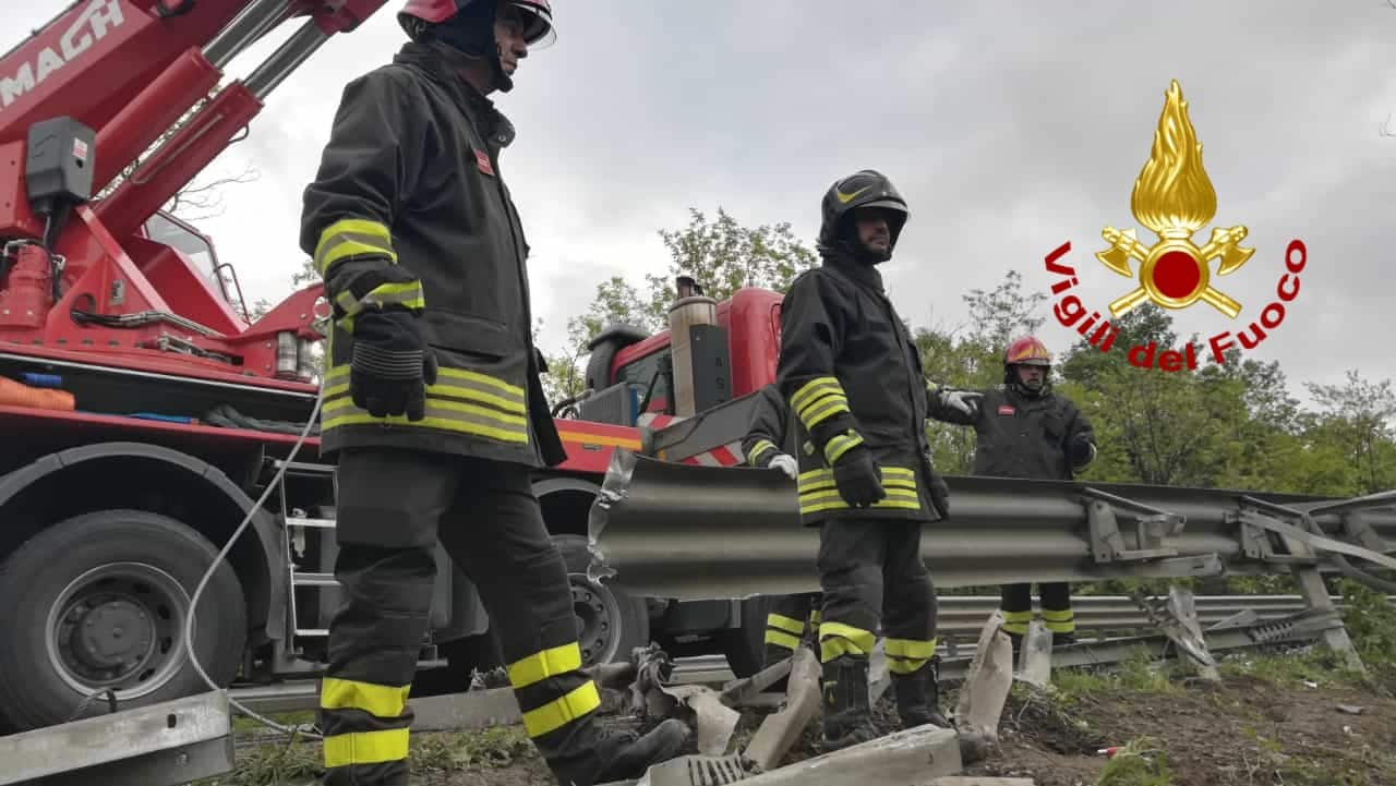 Bus nella scarpata, conducente arrestato per omicidio stradale e lesioni