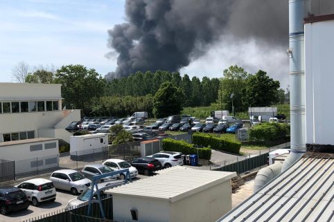 Capannone a fuoco, la densa nube di fumo nero visibile anche dal porto