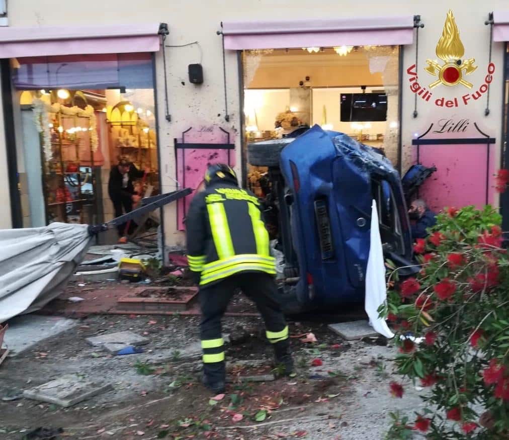 Si ribalta con l’auto e finisce sulla vetrata del bar