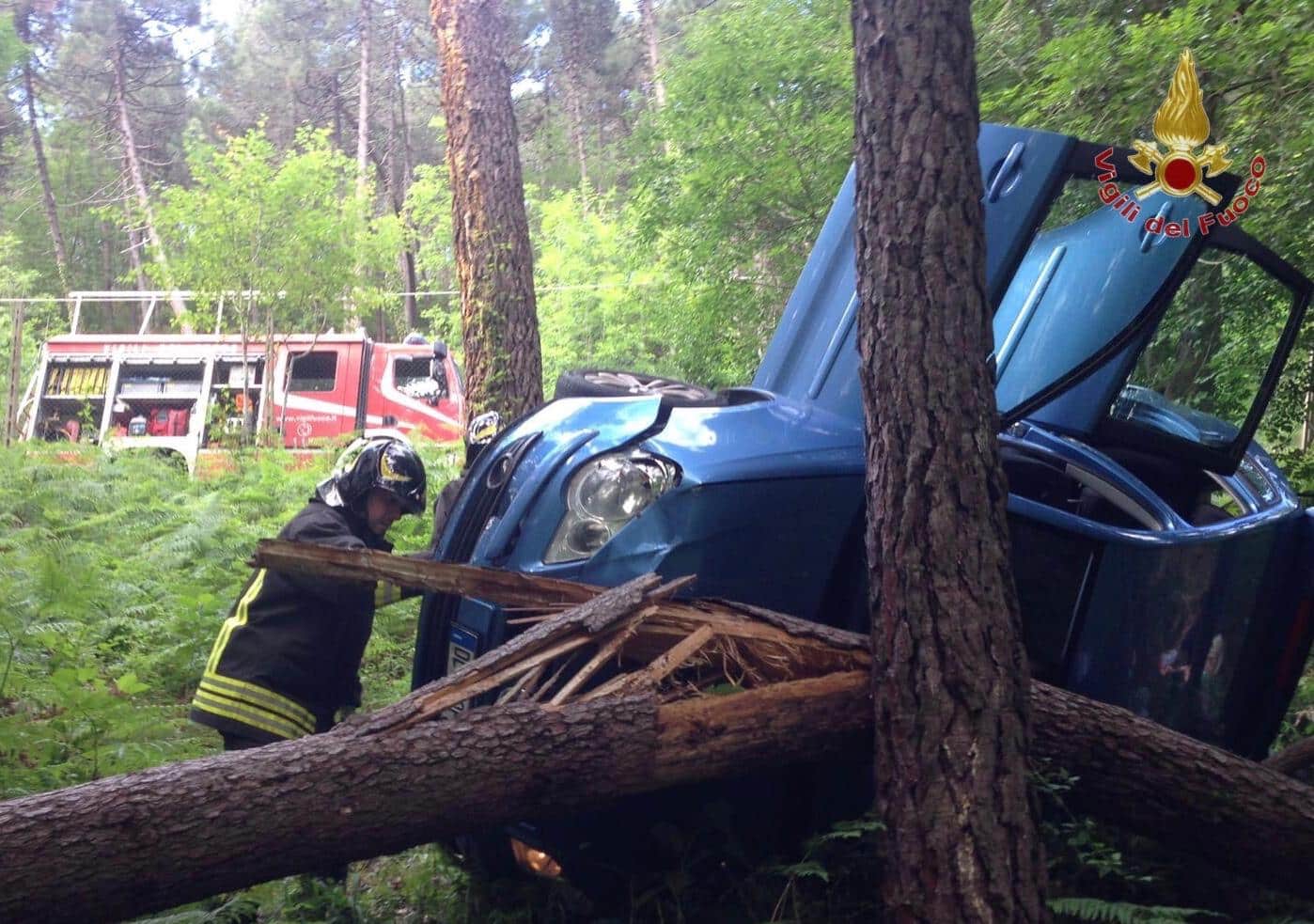 Fuori strada con l’auto finisce contro un albero e muore