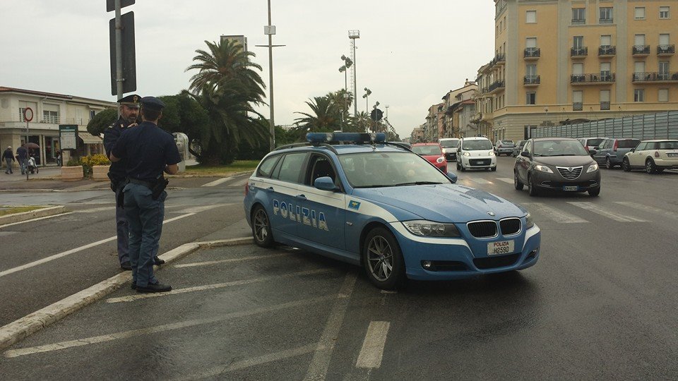 Lasciano l’albergo senza pagare il conto, 5 fiorentini rintracciati dalla Polizia: per 3 anni non potranno tornare a Viareggio