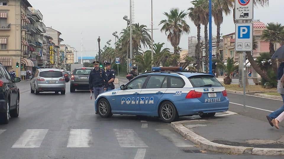 Emergenza Coronavirus, in passeggiata a Viareggio gli altoparlanti: “Restate a casa”. Il video