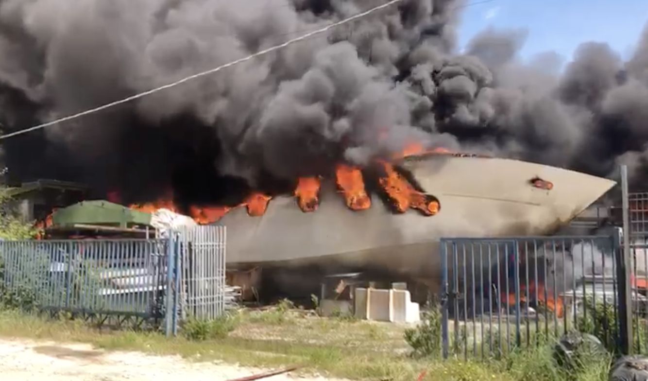 Incendio nel  capannone, l’avviso del Comune: “Porte e finestre chiuse”