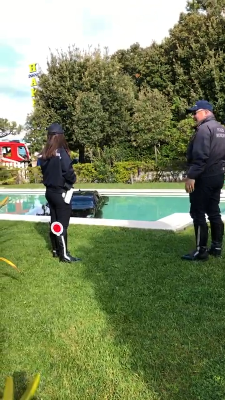 Cadillac sfonda il muro di un hotel e finisce in piscina