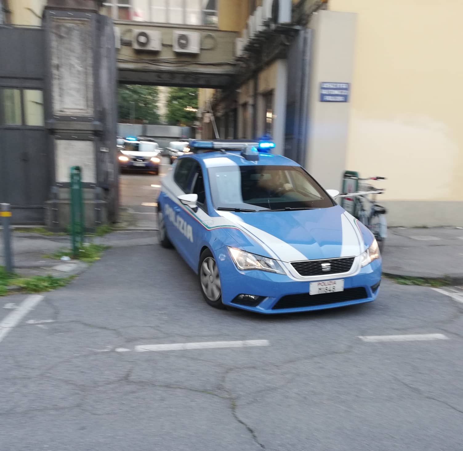 Svaligiano sei box auto, poi si schiantano con l’auto