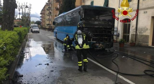 Bus a fuoco, salvi per miracolo passeggeri e autista
