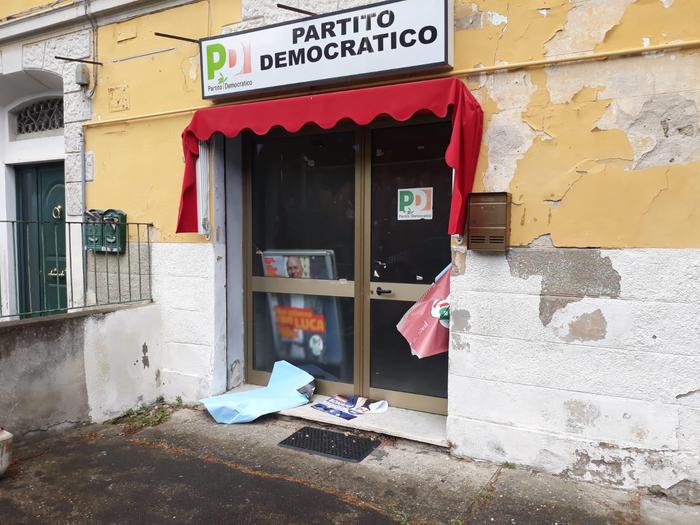 Scritte antisemite e atti vandalici alla sede del Pd