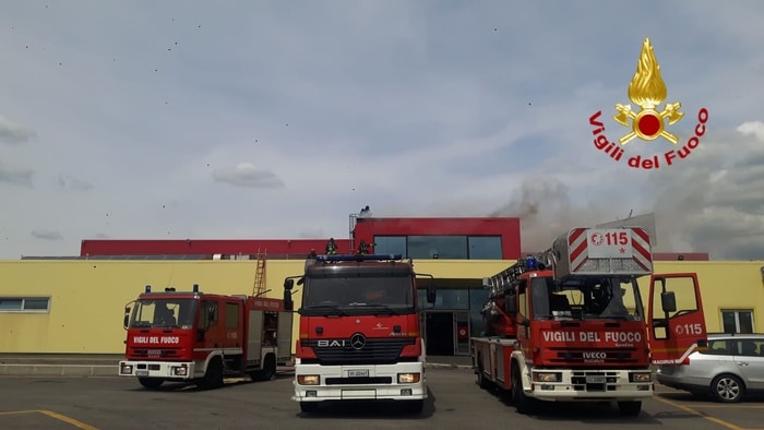 Fiamme nell’autogrill, evacuato: autostrada bloccata