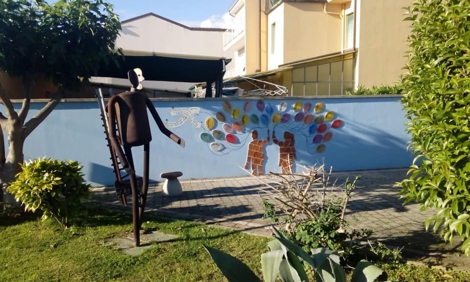 Un muro di colori come segno di rinascita nel luogo della strage ferroviaria del 2009