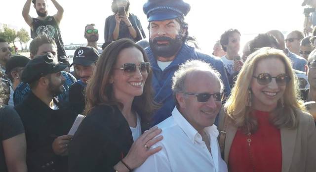 Omaggio a Bud Spencer, il Carnevale conquista Livorno con la statua di Fabrizio Galli