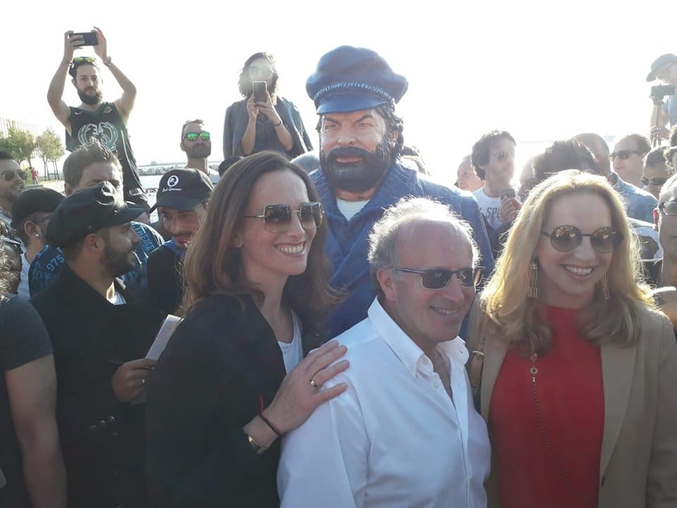 Omaggio a Bud Spencer, il Carnevale conquista Livorno con la statua di Fabrizio Galli