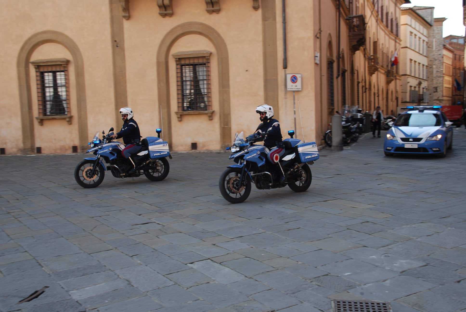 Prende a schiaffi la madre e aggredisce il fratello con un coltello, arrestato e messo in una struttura psichiatrica