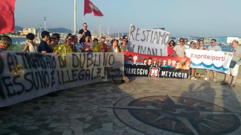 Solidarietà alla Sea Watch e la sua capitana Carola Rackete, presidio e striscioni sul molo di Viareggio