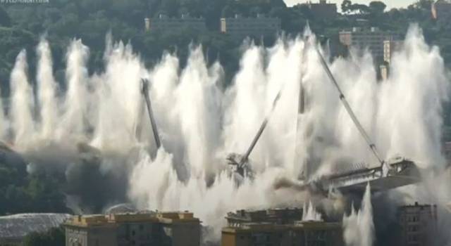 Il ponte Morandi non esiste più, stamattina l&#8217;esplosione (VIDEO)