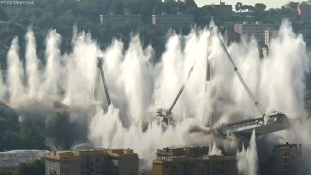 Il ponte Morandi non esiste più, stamattina l’esplosione (VIDEO)