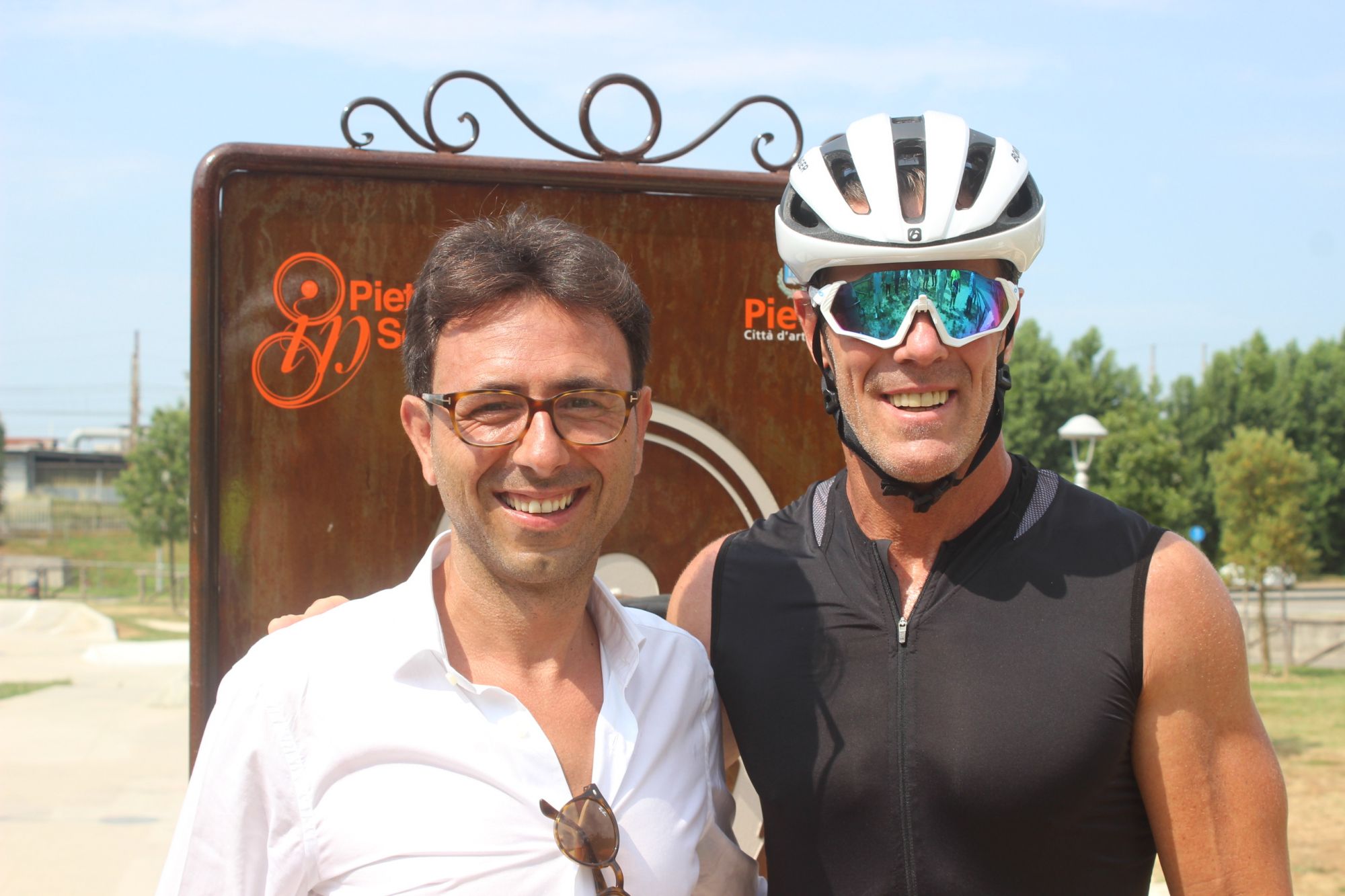 Mario Cipollini taglia nastro “Pietrasanta in sella”, inaugurati i punti pronto soccorso per i ciclisti