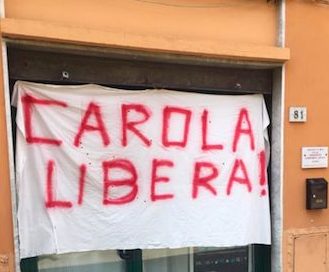 Sea Watch, “Carola libera”: a Pietrasanta rimosso lo striscione