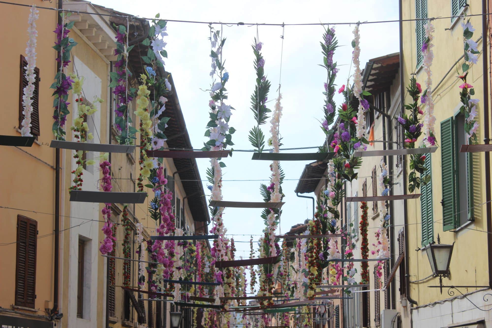 A Pietrasanta la strada delle altalene volanti: iniziato l’allestimento