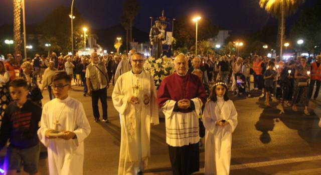 In migliaia a Tonfano per la processione di S.Antonio